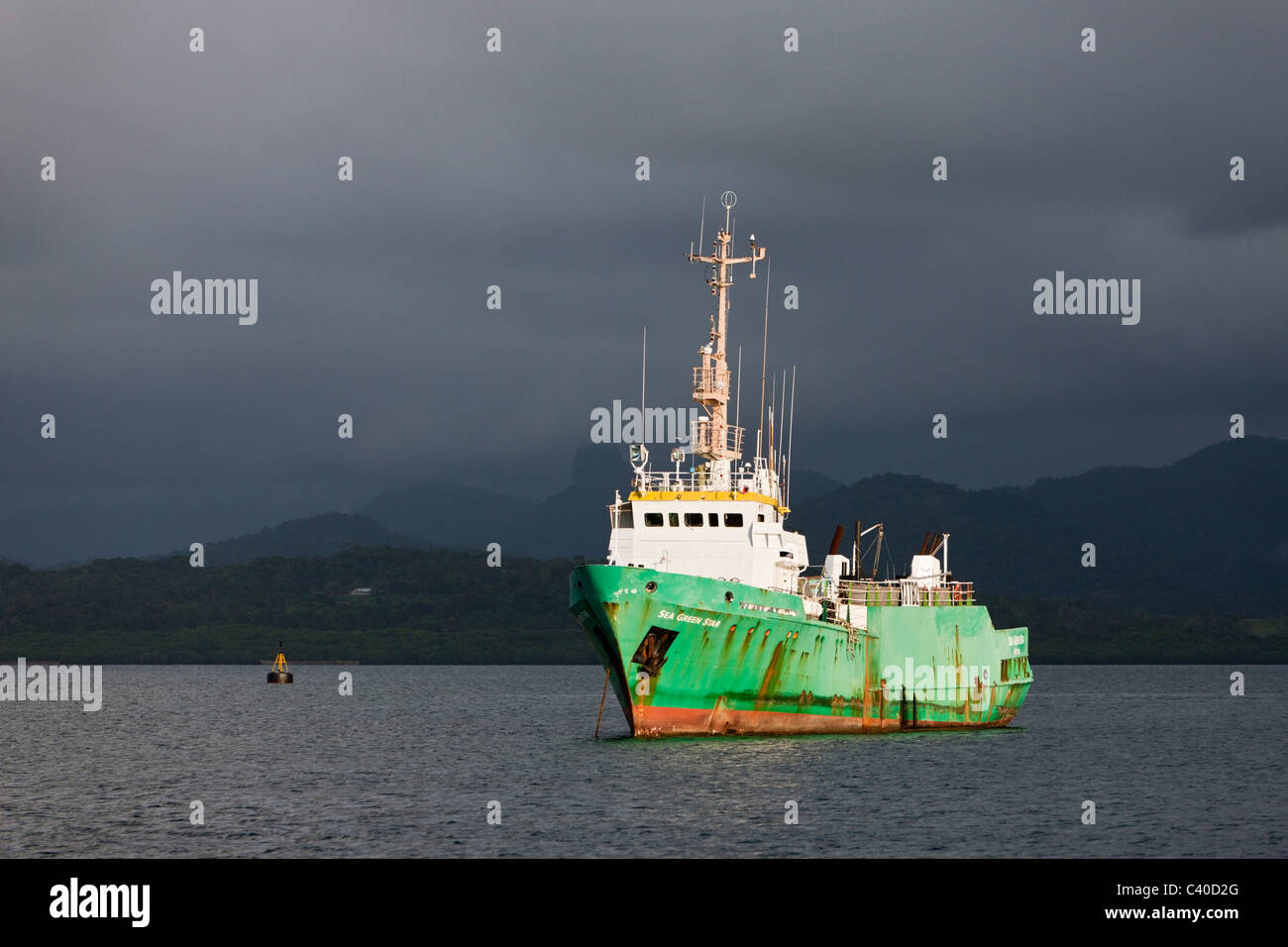 Fracht-Boote legen am Anker, Beqa Lagoon, Viti Levu, Fidschi Stockfoto