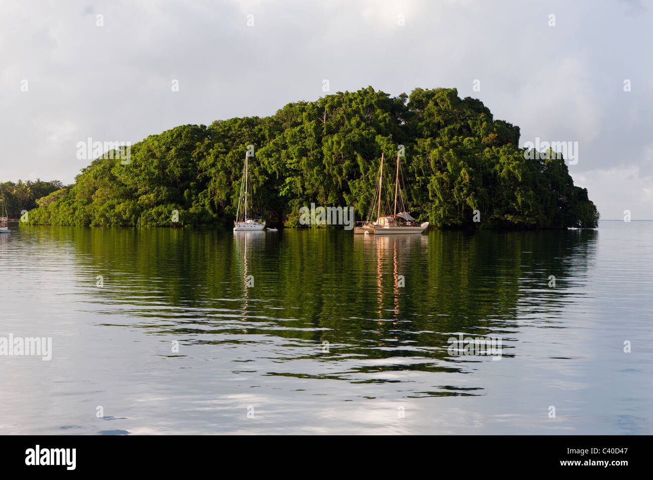 Segelboote Anker in der Nähe von Insel, Suva Harbour, Viti Levu, Fidschi Stockfoto