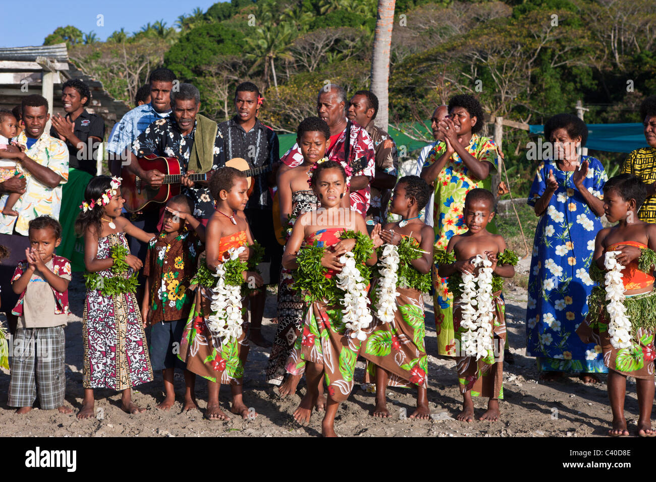 Village People willkommen, Touristen, Makogai, Lomaviti, Fidschi Stockfoto