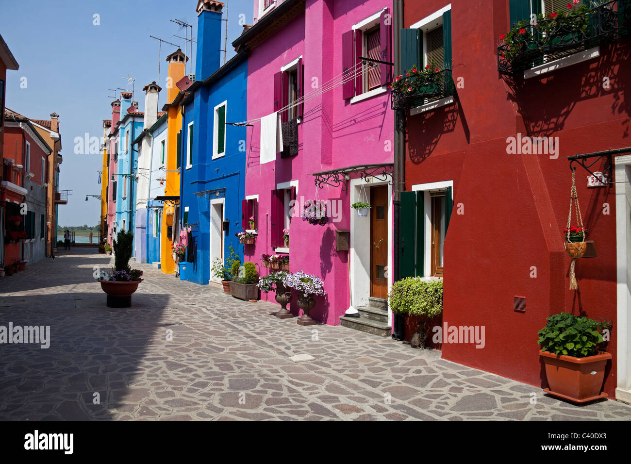Burano, Venedig, Italien, typischen bunten Häusern in engen gepflasterten Gassen des Dorfes Stockfoto