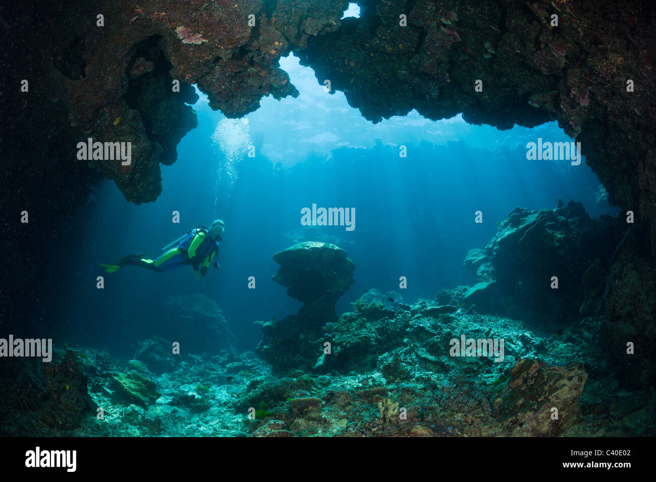 Taucher in Unterwasserhöhle, Namena Marine Reserve, Fidschi Stockfoto