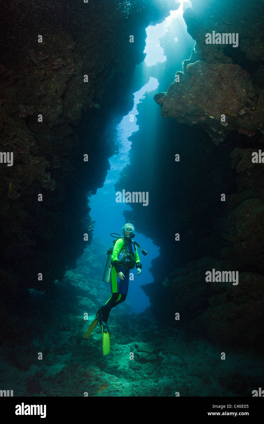 Taucher in Unterwasserhöhle, Namena Marine Reserve, Fidschi Stockfoto