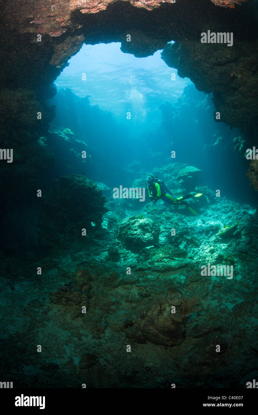 Taucher in Unterwasserhöhle, Namena Marine Reserve, Fidschi Stockfoto