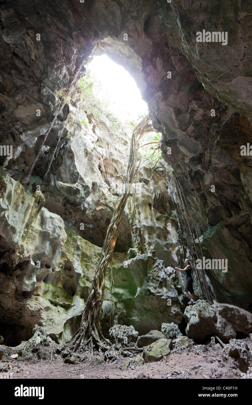 Tourist in San Gabriel Tropfsteinhöhle, Nationalpark Los Haitises, Dominikanische Republik Stockfoto