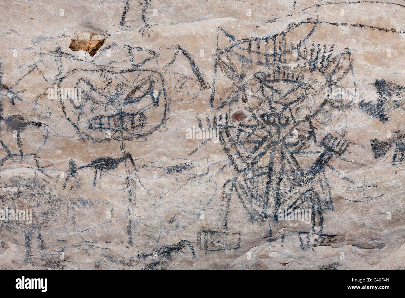 Präkolumbianischen Felsmalereien in La Linea Kalkstein-Höhle, Nationalpark Los Haitises, Dominikanische Republik Stockfoto