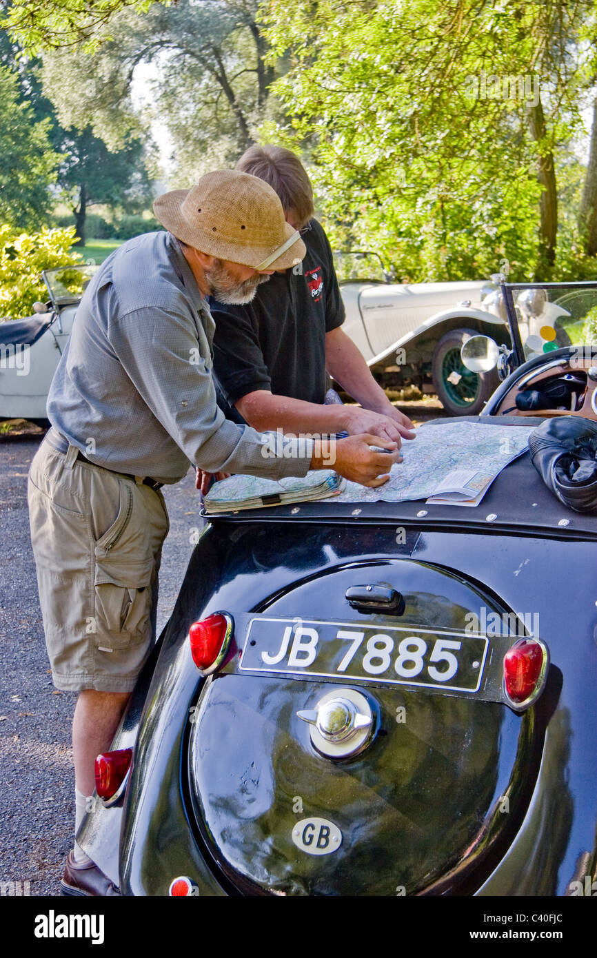 Zwei Männer, die ihre Routenplanung einen Jahrgang Lagonda Rapier Auto fahren Stockfoto