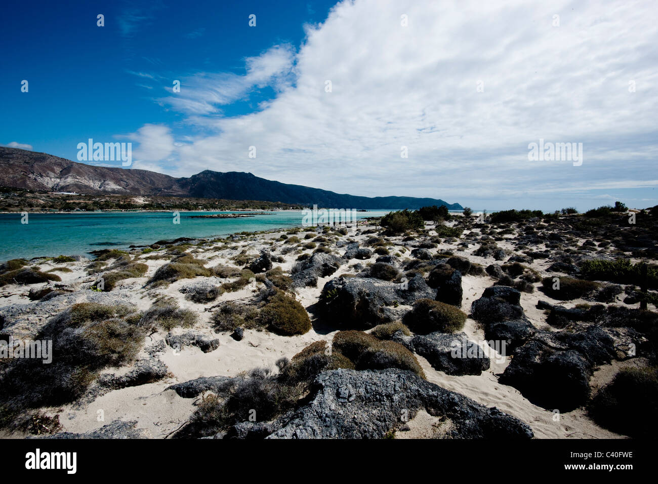 Strand mit Steinen und das Libysche Meer Stockfoto