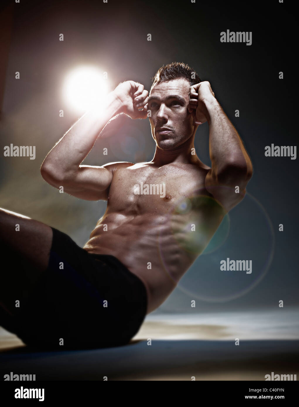 Mann tut Sit Ups Stockfoto