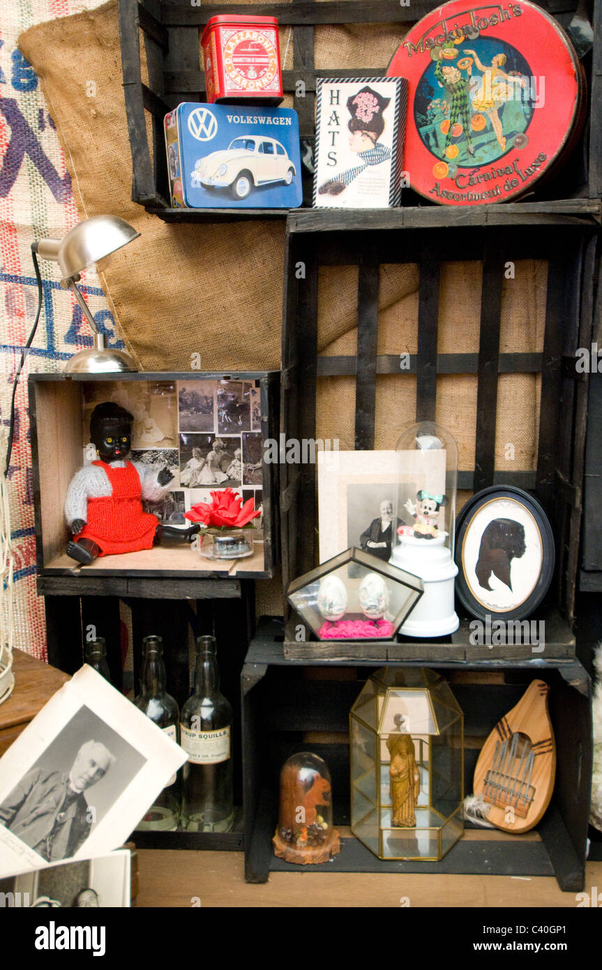 Einbau Display Box Antik Curio schwarze Puppe zufällige Objekte Stockfoto