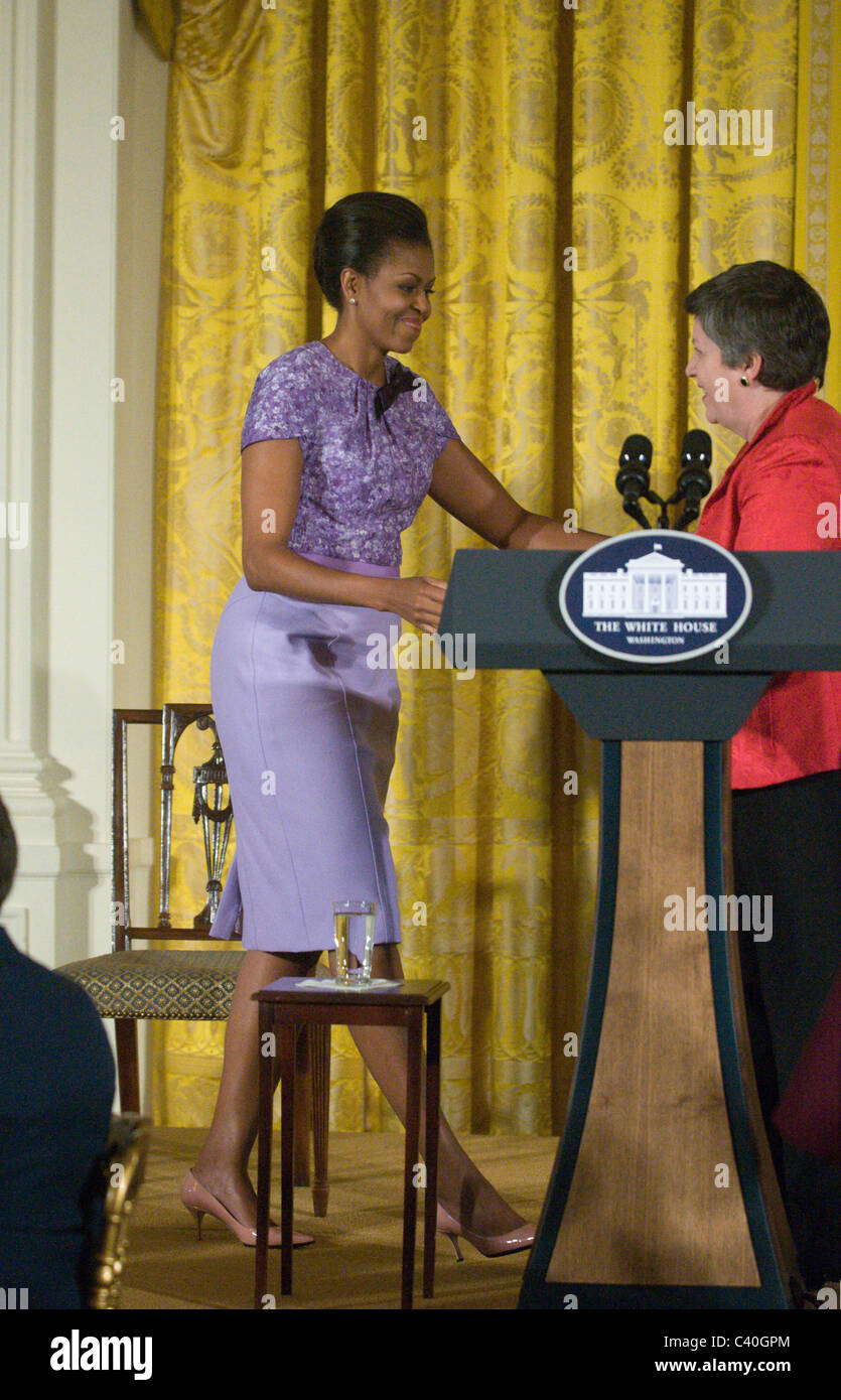 First Lady Michelle Obama grüßt Secretary of Homeland Security Janet A. Napolitano im East Room des weißen Hauses. Sie und Stockfoto