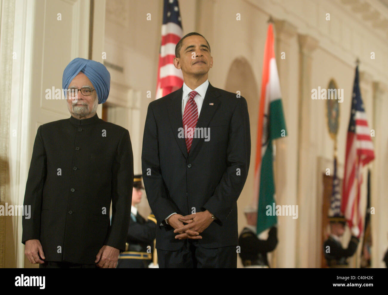 US-Präsident Barack Obama und der indische Premierminister Manmohan Singh teilnehmen an einer offiziellen Begrüßung im East Room des Stockfoto