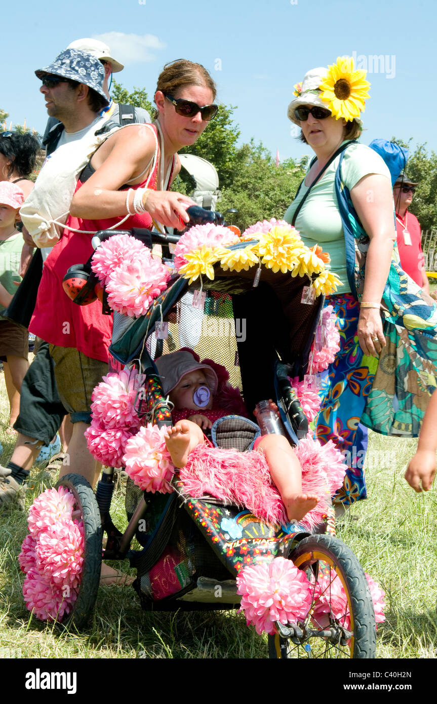 verziert Blumenkind Kinderwagen Glastonbury Festival Stockfoto