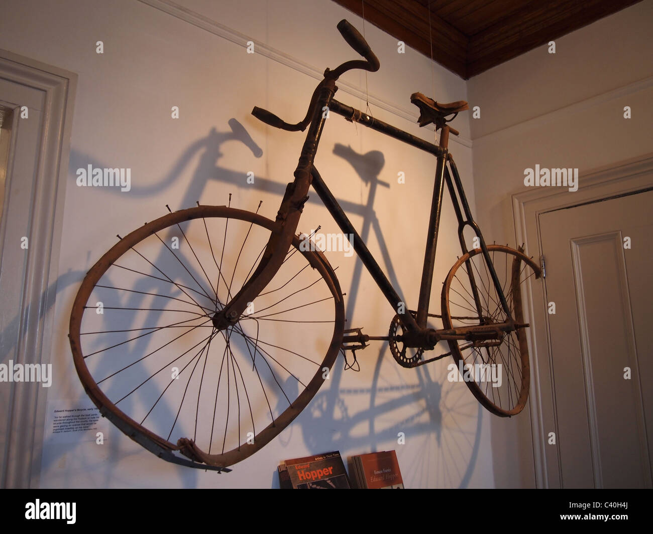 Kindheit-Fahrrad von Edward Hopper auf dem Display an Edward Hopper House in Nyack, New York, USA, 20. März 2011, © K Andriotis Stockfoto