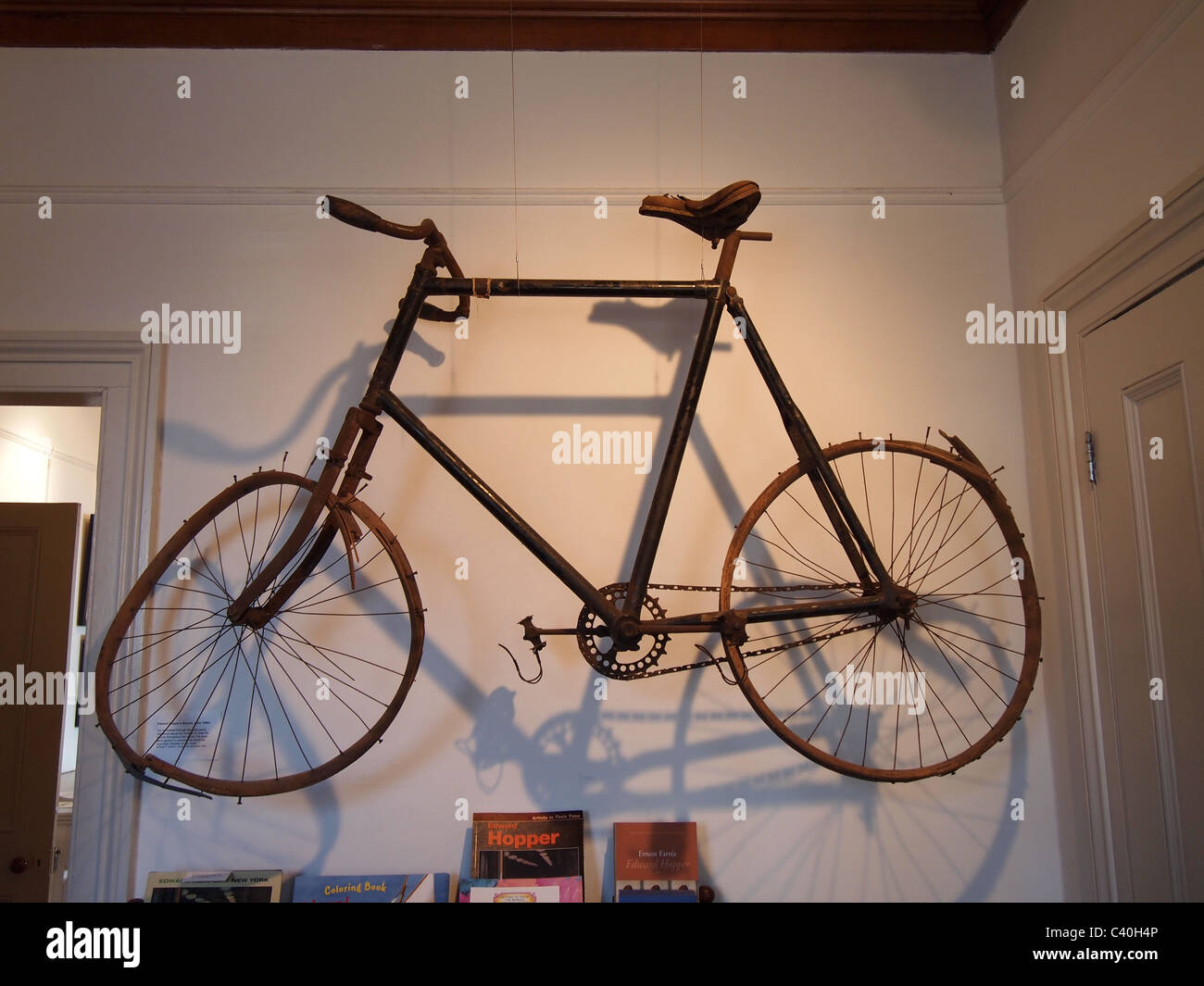 Kindheit-Fahrrad von Edward Hopper auf dem Display an Edward Hopper House in Nyack, New York, USA, 20. März 2011, © K Andriotis Stockfoto
