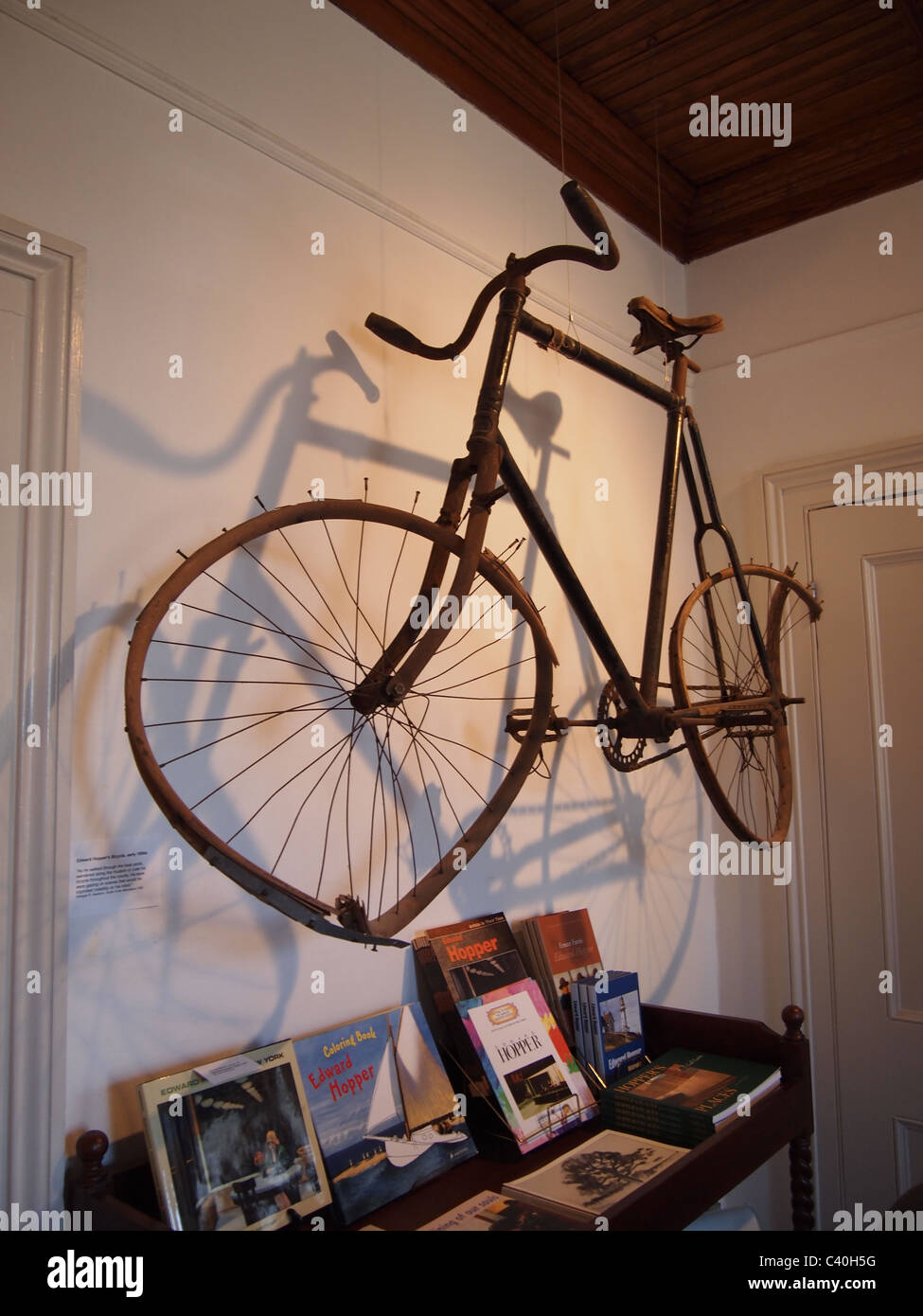 Kindheit-Fahrrad von Edward Hopper auf dem Display an Edward Hopper House in Nyack, New York, USA, 20. März 2011, © K Andriotis Stockfoto