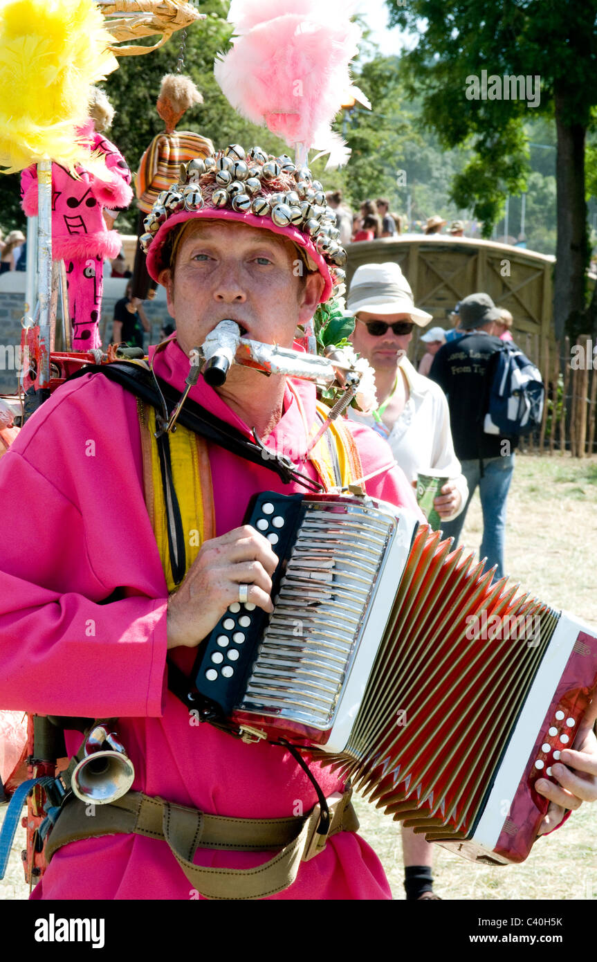 ein Mann Band Mundharmonika Akkordeon Squeeze Box Kunst, Künstler, Band, Straßenmusiker, Feier, Stadt, Konzert, Unterhaltung, europäischen, e Stockfoto