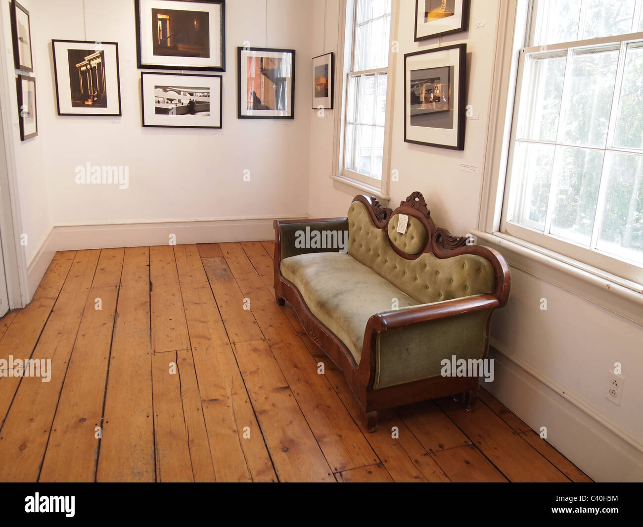 Antikes Sofa auf dem Display in der Galerie im Edward Hopper-Haus in Nyack, New York, USA, 20. März 2011, © K Andriotis Stockfoto