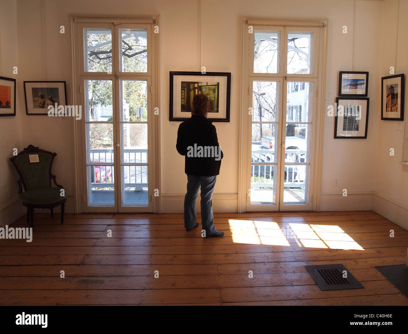 Frau Kunstbetrachtung in der Galerie im Edward Hopper-Haus in Nyack, New York, USA, 20. März 2011, © K Andriotis Stockfoto