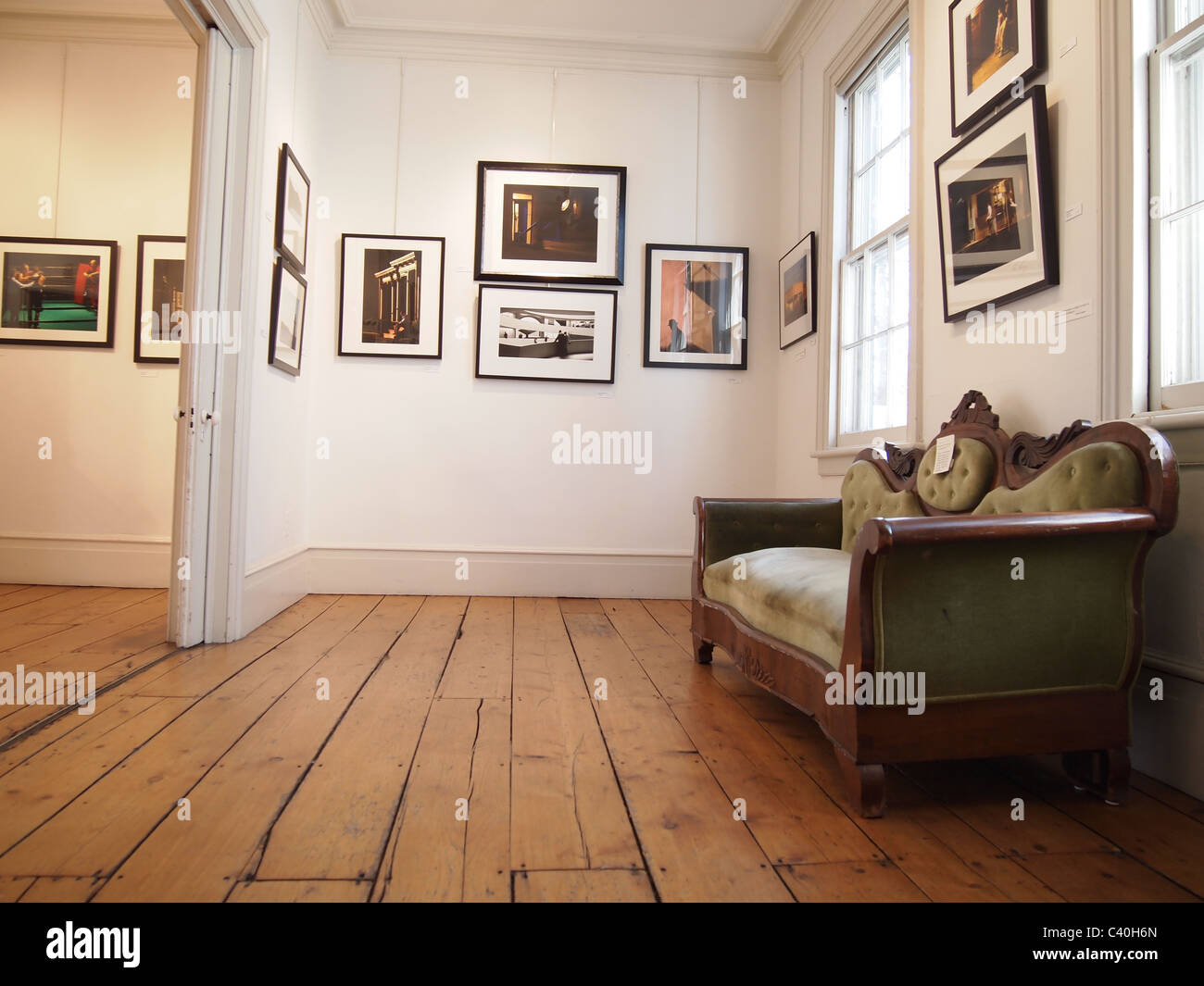 Antikes Sofa auf dem Display in der Galerie im Edward Hopper-Haus in Nyack, New York, USA, 20. März 2011, © K Andriotis Stockfoto