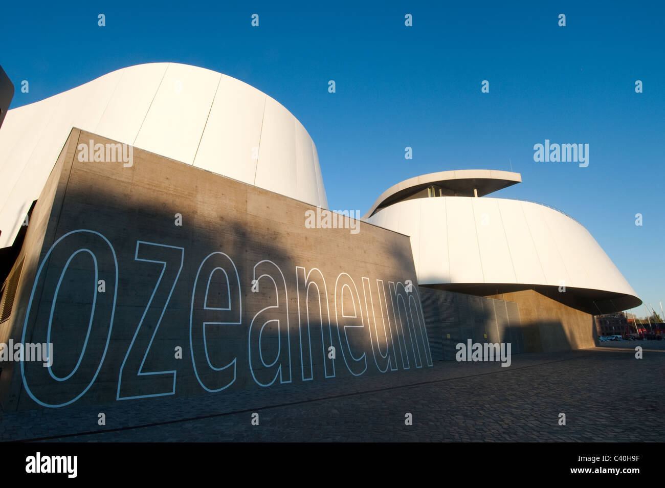 Das neue Ozeaneum öffentliche Aquarium, in Stralsund Hafen, Ostsee, Mecklenburg-Western Pomerania, Deutschland, Europa Stockfoto