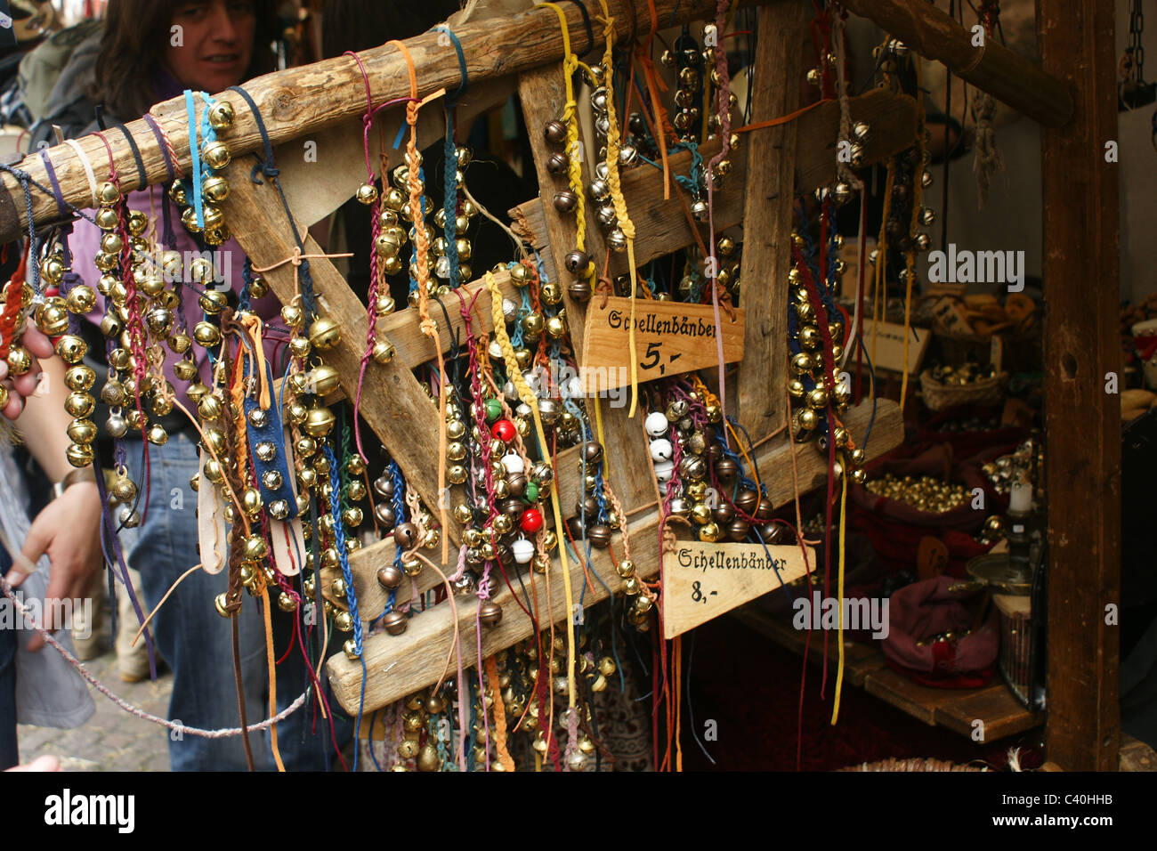 SONY DSC-Österreich, Vorarlberg, Feldkirch. Gold und Silber Glocken zum Verkauf auf dem mittelalterlichen Markt Stockfoto