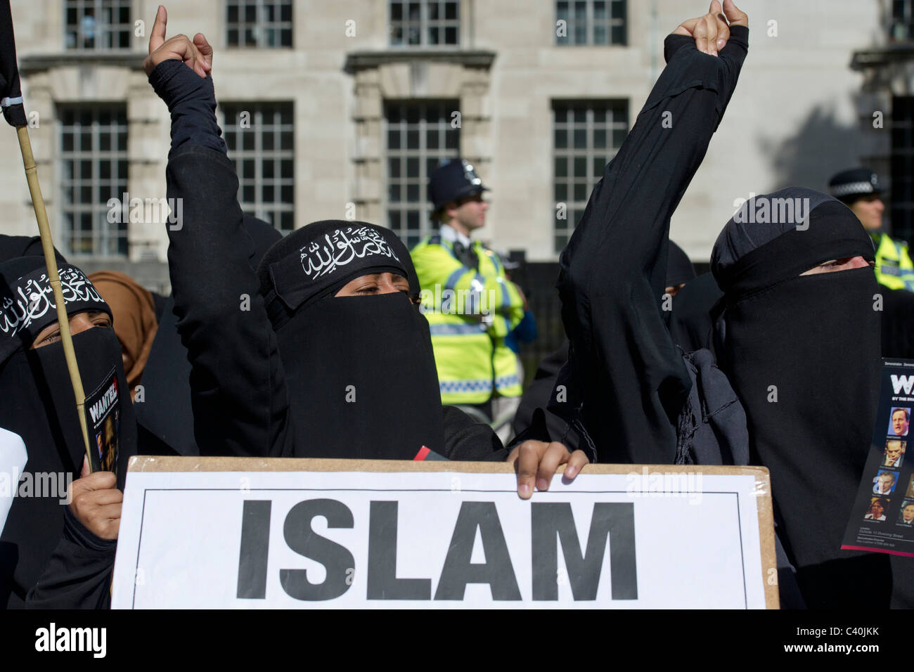 Das Scharia-Gericht wegen Verbrechen gegen die Muslime hält Steckbriefe für Präsident Barack Obama in Whitehall in seiner Lage zu besuchen Stockfoto