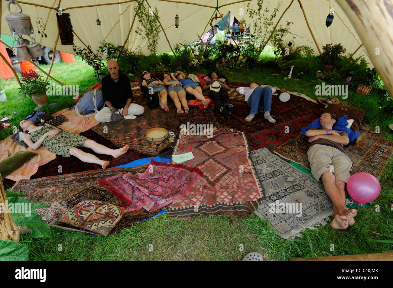 entspannende ruhige friedliche ruhige Zelt Kuppel Schlaf Snooze Teppich Teppich grüne Feld Stockfoto