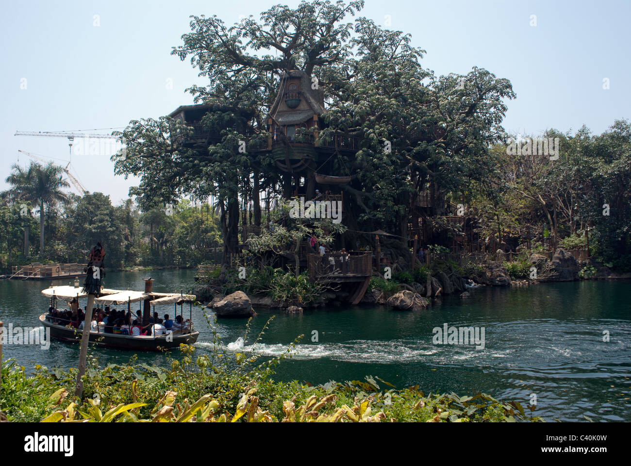 Boot die Touristen rund um Tarzan Insel im Disneyland Hong Kong Stockfoto