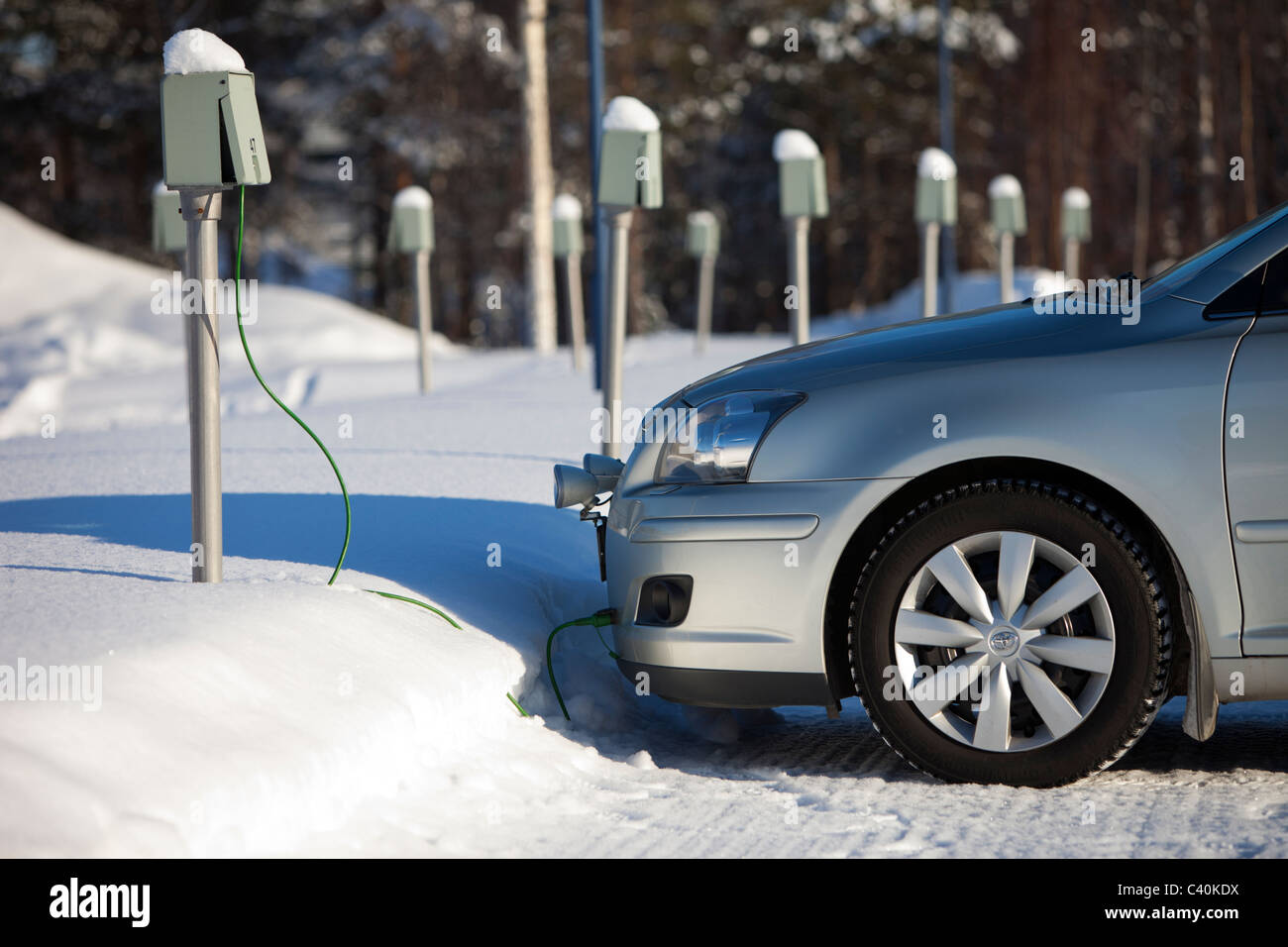 Steckdosen am finnischen Parkplatz. Wird verwendet, um Strom für  Motorheizungen im Winter, Finnland, zu liefern Stockfotografie - Alamy