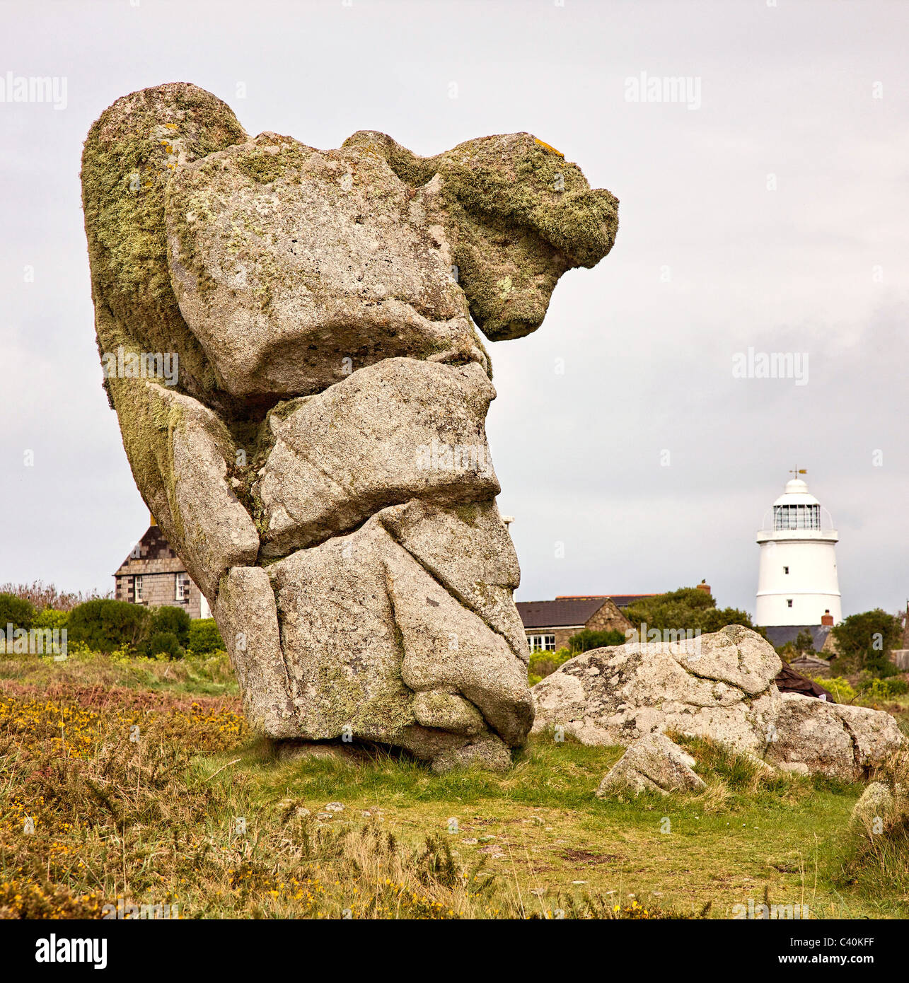 NAG es Head Rock und der stillgelegte Leuchtturm auf der Insel St. Agnes in die Isles of Scilly Stockfoto