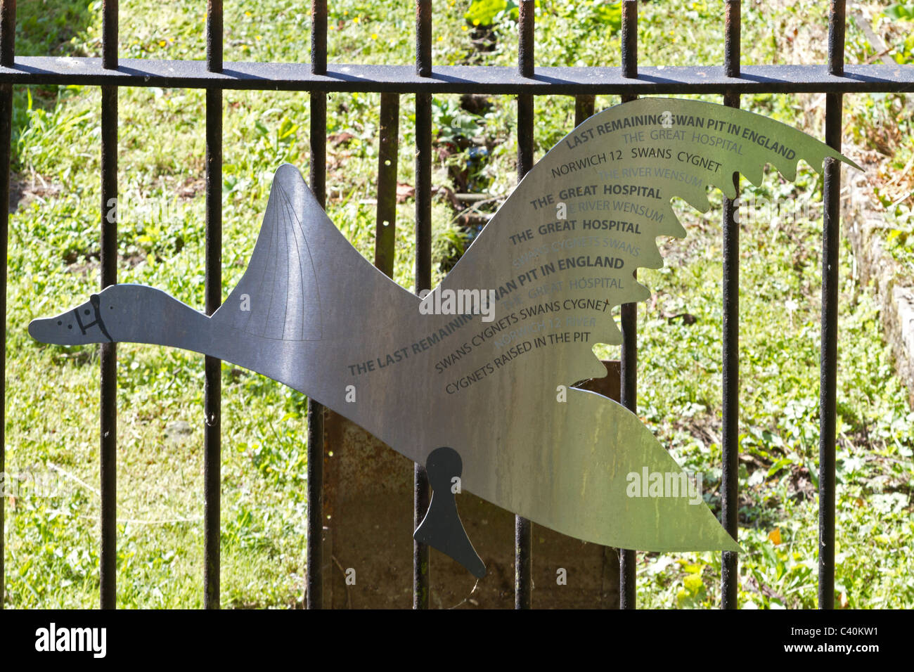 Ein Gedenk-Stahl-Design-Motiv auf der stillgelegten 18thC Swan Grube in Norwich, Norfolk, Großbritannien. Stockfoto
