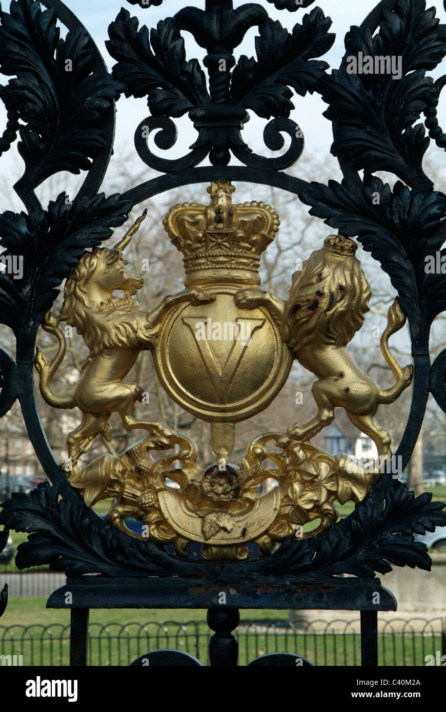 Kew Gartentor Royal Cypher, Wappen, Surrey England englische Gärten Haupttor Mantel Wappen heraldisch HeraldryRoyal C Stockfoto