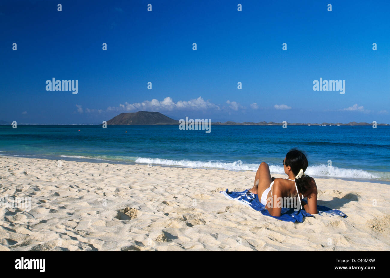 Modell veröffentlicht, Strand, Meer, Corralejo, Fuerteventura, Kanarische Inseln, Inseln, Spanien, Frau, Sand Stockfoto