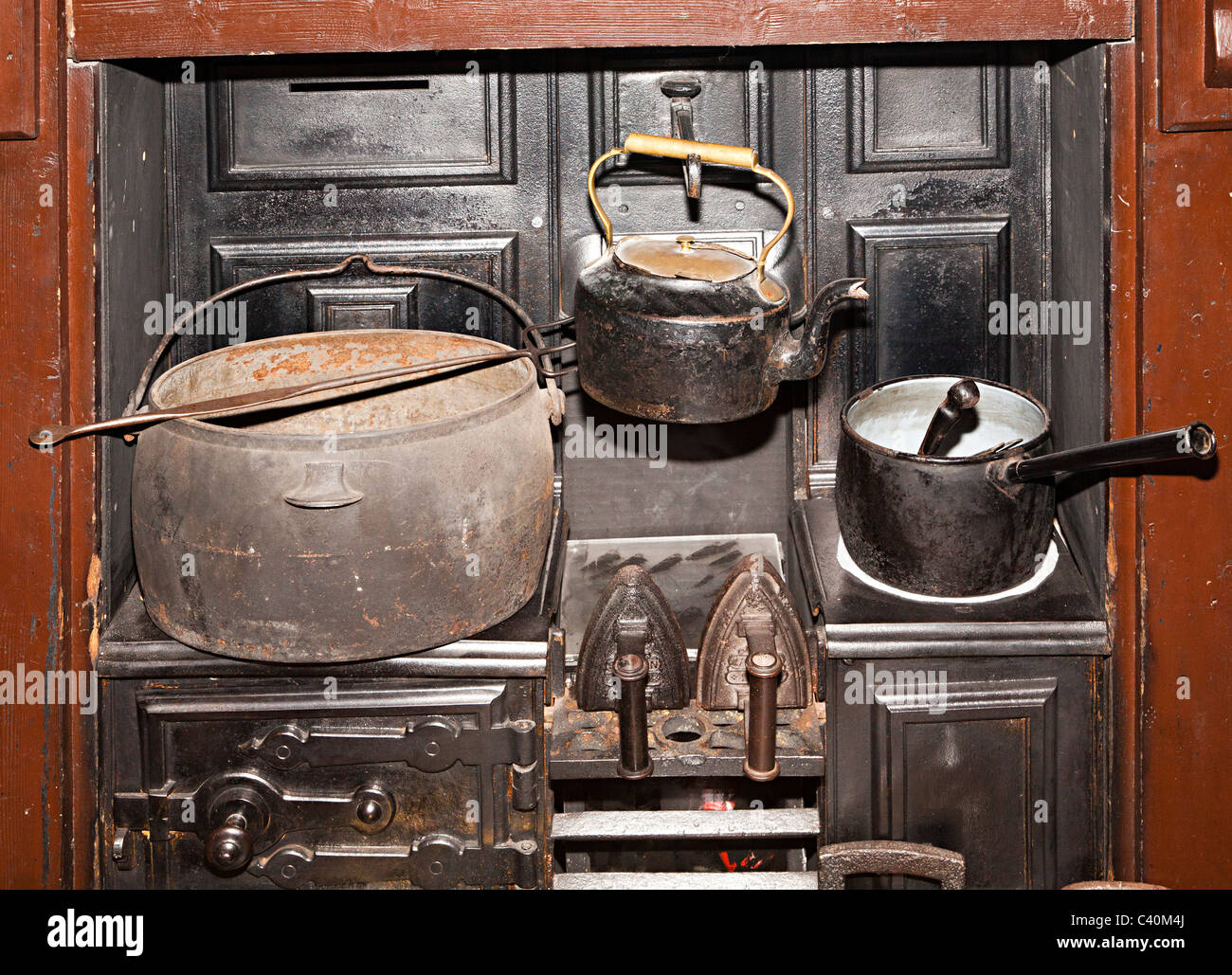 Topf Kessel Topf und Eisen auf Range in alten Küche Wales UK Stockfoto