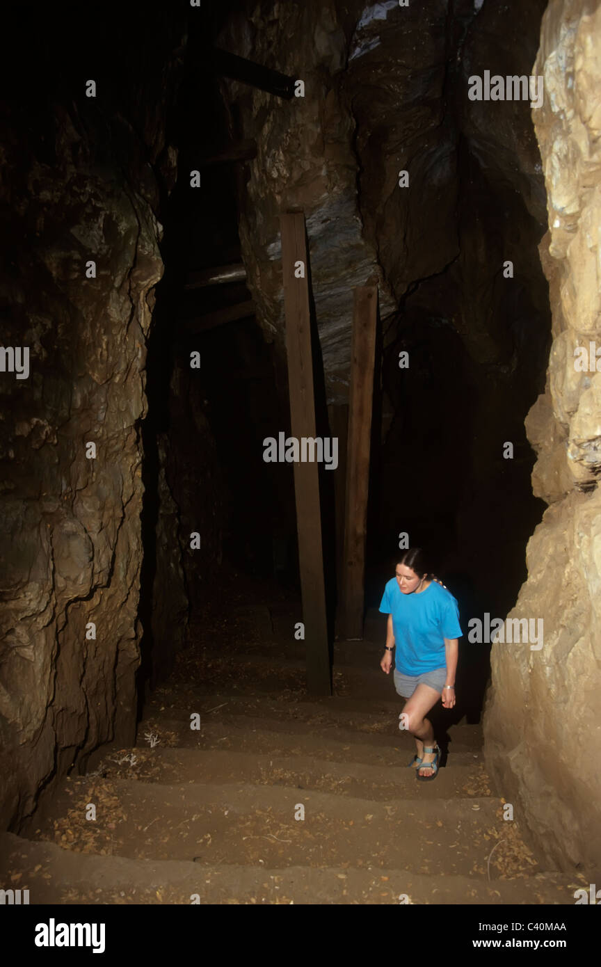 Person in Durchgang in Höhlen von Sterkfontein-Wiege der Menschheit in Südafrika Stockfoto