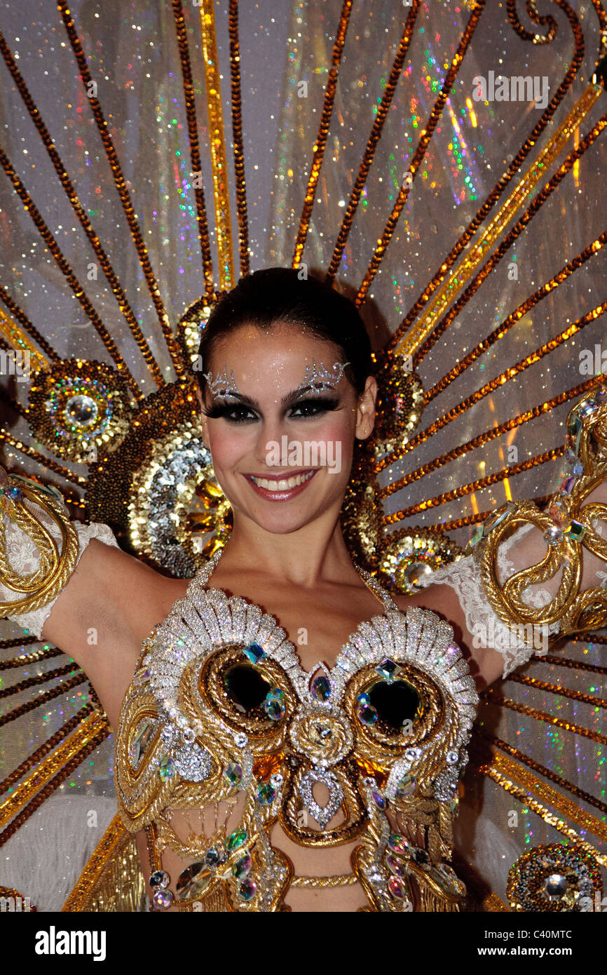 Der Carnaval Königin lächelnd mit ihren Armen in der Luft am Santa Cruz De Tenerife Karneval, Kanarische Inseln, Spanien Stockfoto