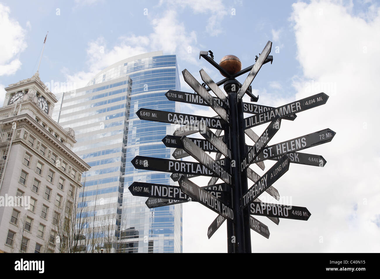 Gerichtete Wegweiser zu Wahrzeichen der Welt in die Innenstadt von Portland, Oregon Stockfoto