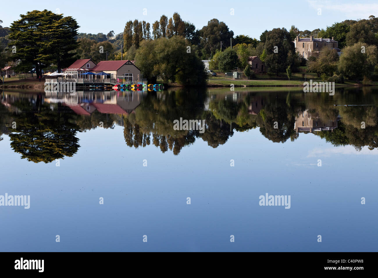 Spiegelungen im See bei Daylesford, ein Kurort in der Nähe von Melbourne, Victoria, Australien Stockfoto