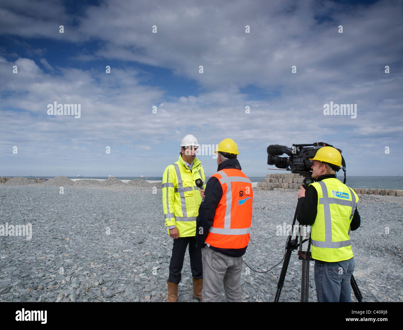 Projekt Manager Jaap Dekker von Puma interviewt im Stein Depot der  Maasvlakte 2 Baustelle Hafen Rotterdam NL Stockfotografie - Alamy