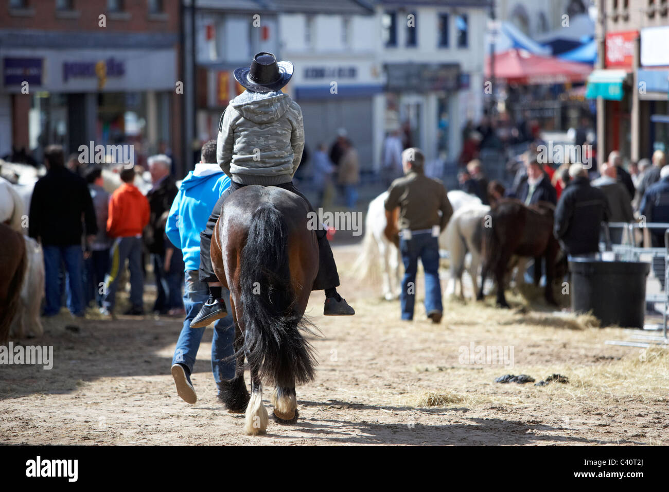 Mann in Cowboy-Hut Reitpferd Hauptstraße in Hennef kann fair County Antrim-Nordirland Stockfoto