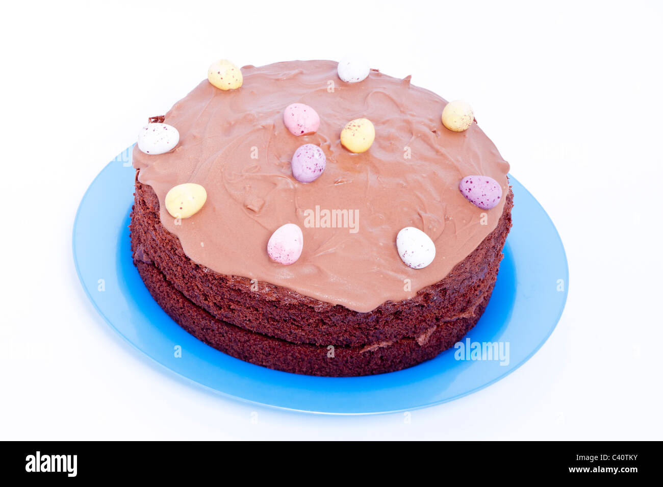 Ein Schokoladenkuchen Ostern auf weißem Hintergrund Stockfoto