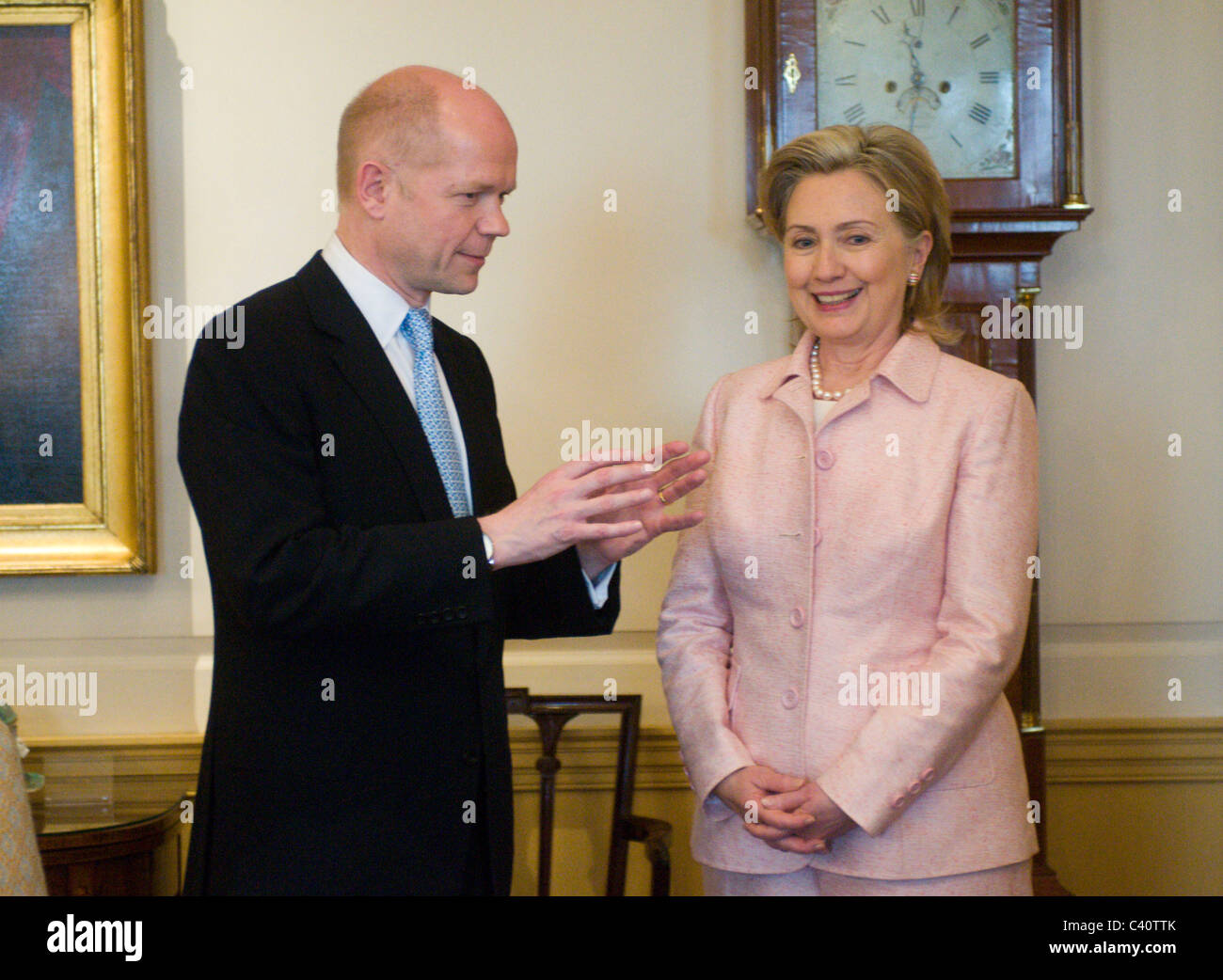US-Außenministerin Hillary Clinton trifft sich mit einem britischen Außenminister William Hague vor einem bilateralen Treffen auf die Stockfoto