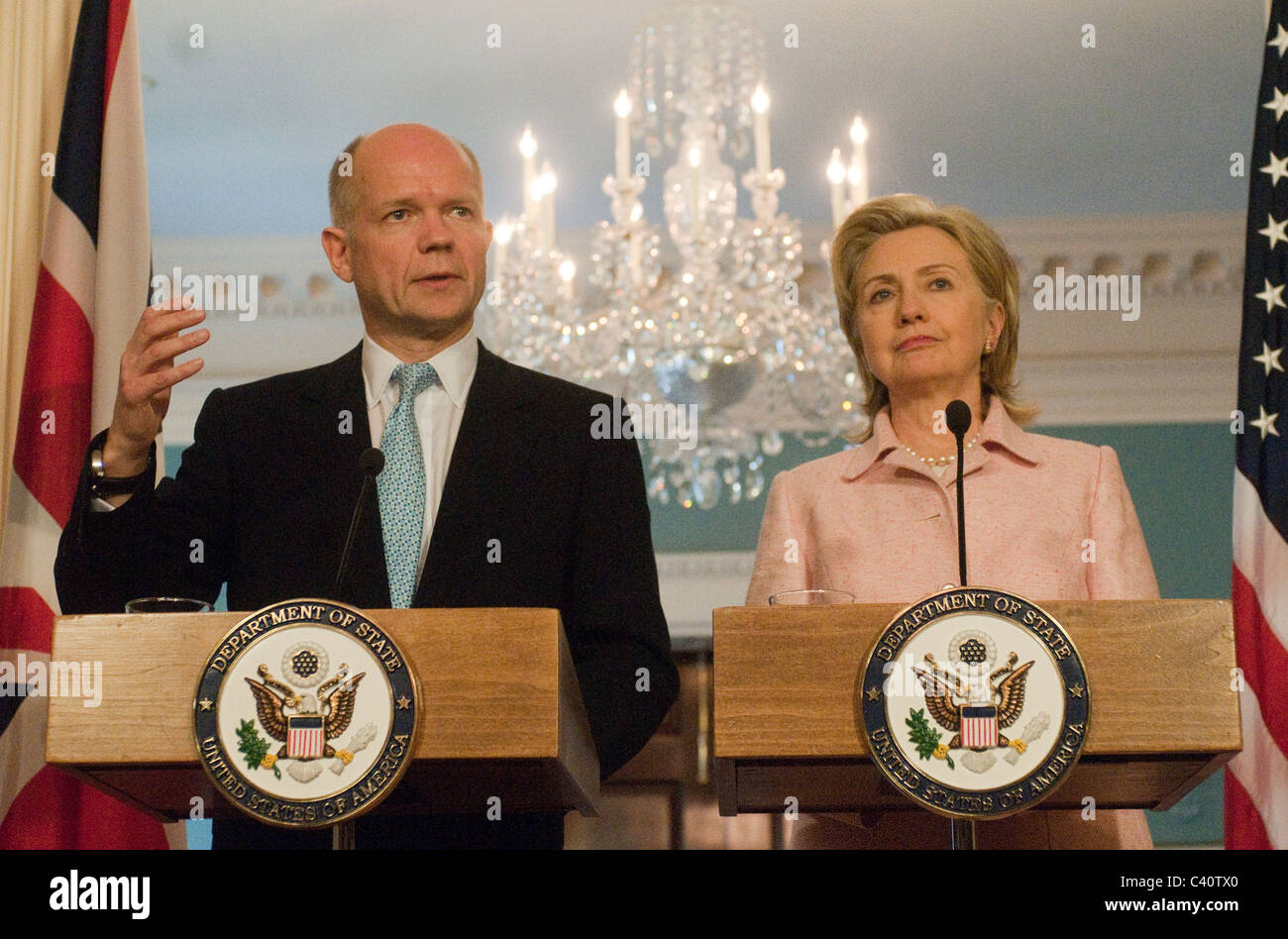 US-Außenministerin Hillary Clinton trifft sich mit einem britischen Außenminister William Hague vor einem bilateralen Treffen auf die Stockfoto