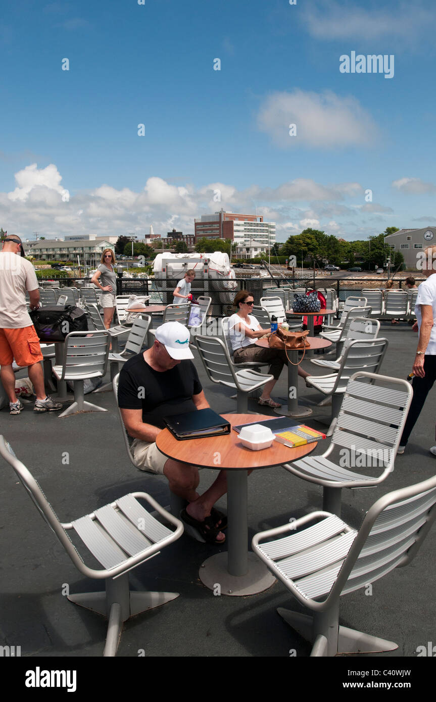 Menschen sitzen auf dem Deck der Fähre im Innenhafen Hyannis. Stockfoto