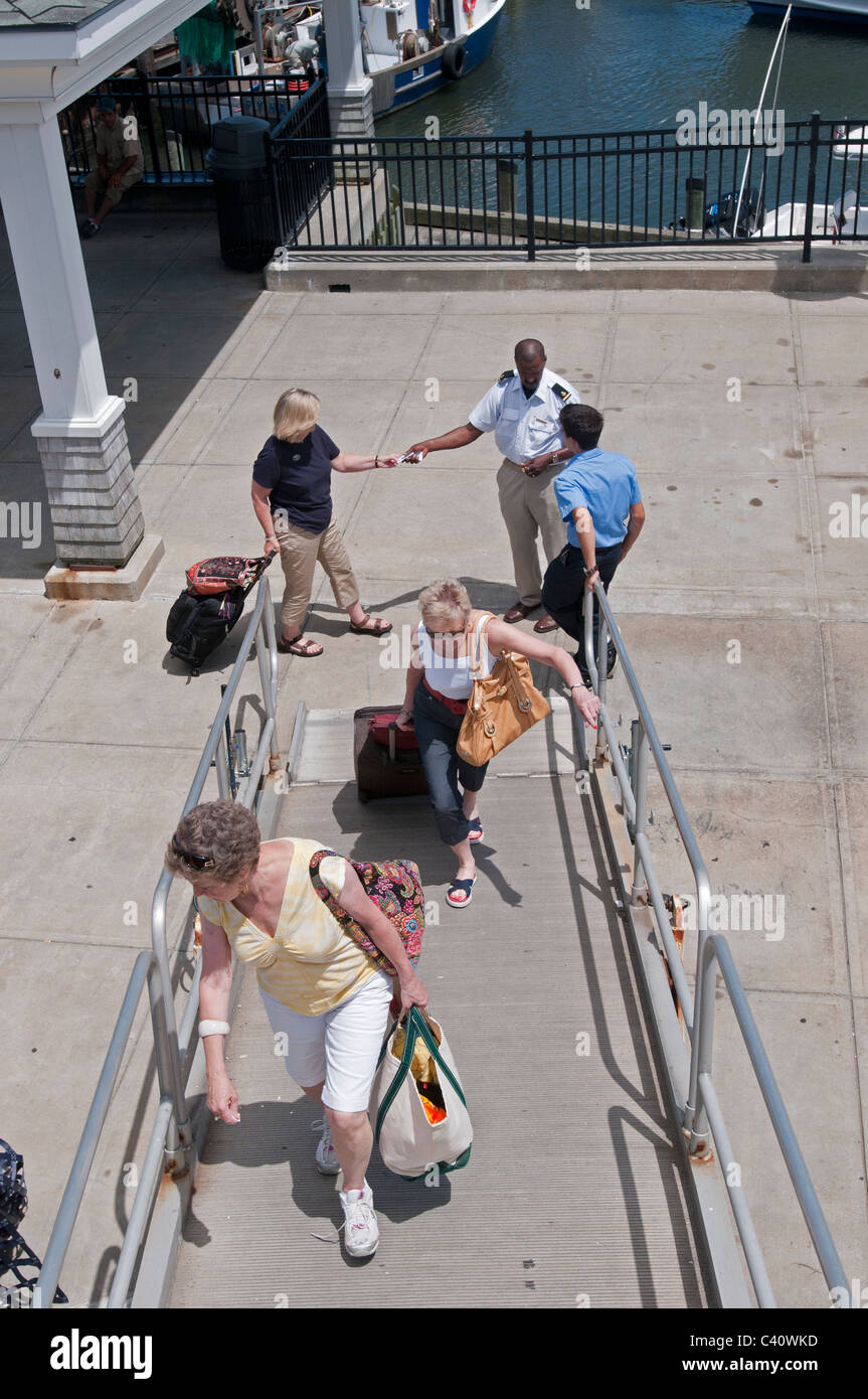 Die Menschen gehen auf die Fähre nach Nantucket Island im Innenhafen Hyannis. Stockfoto