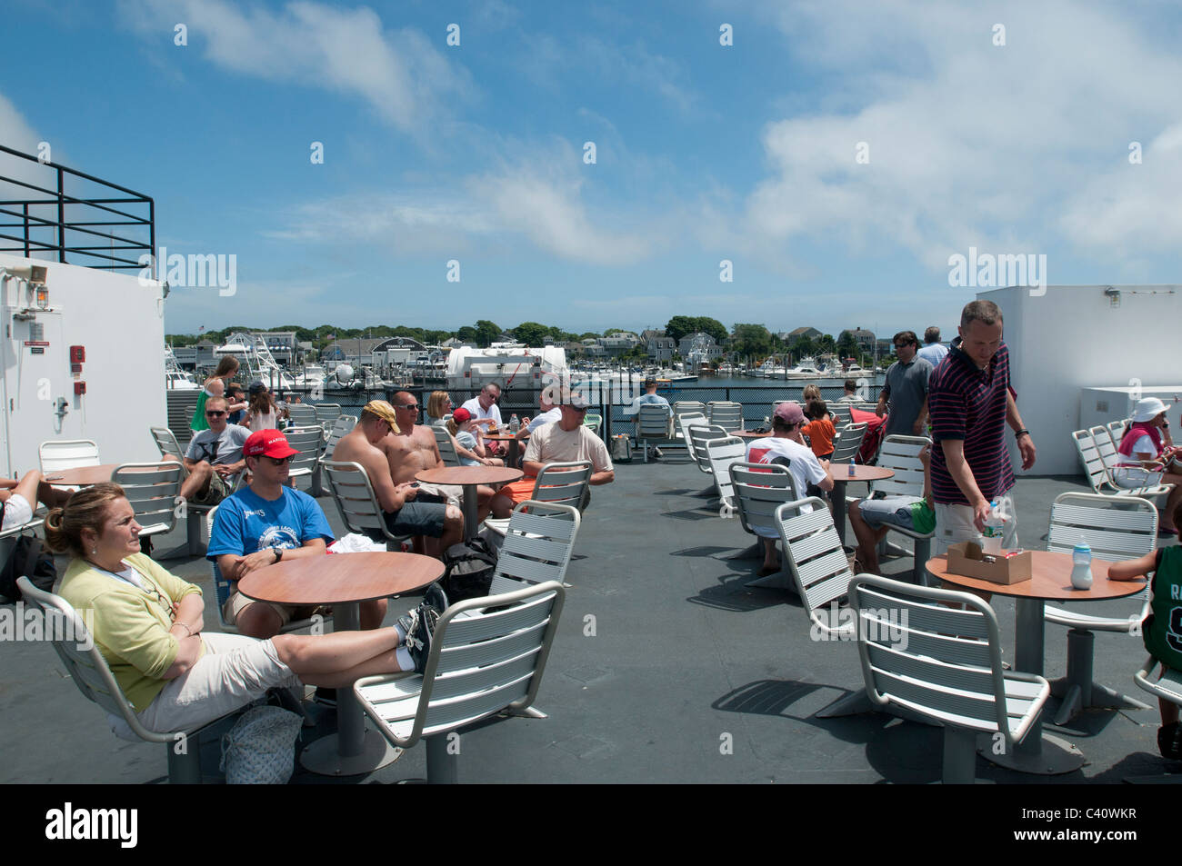 Menschen sitzen auf dem Deck der Fähre im Innenhafen Hyannis. Stockfoto