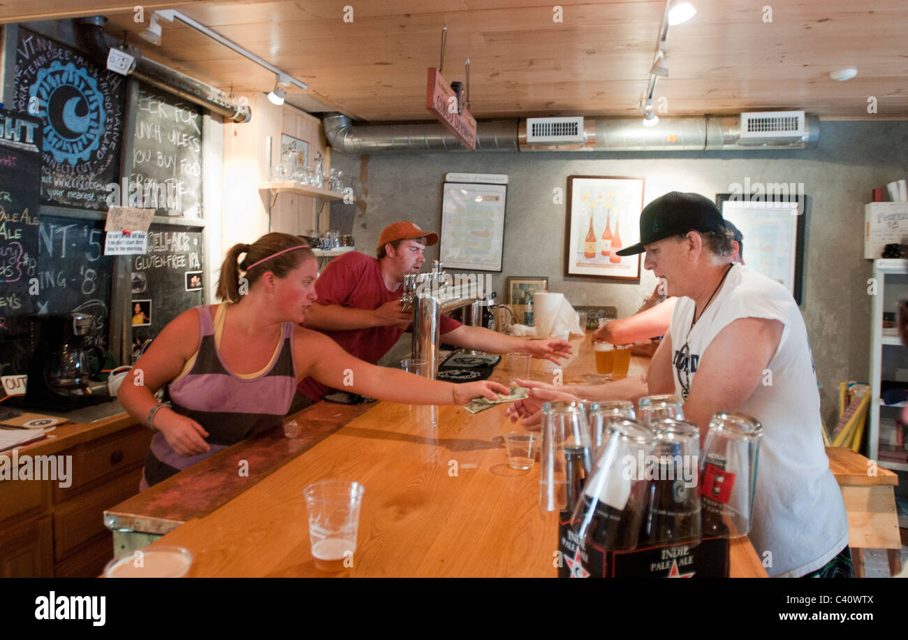 Barkeeper servieren Getränke bei Cisco Brewers Stockfoto
