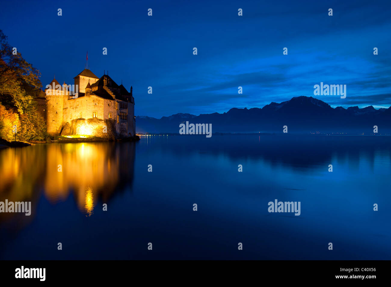 Burg, Chillon, Schweiz, Europa, Kanton Waadt, See, Genfer See, Schloss, Dämmerung, Beleuchtung, Reflexion Stockfoto