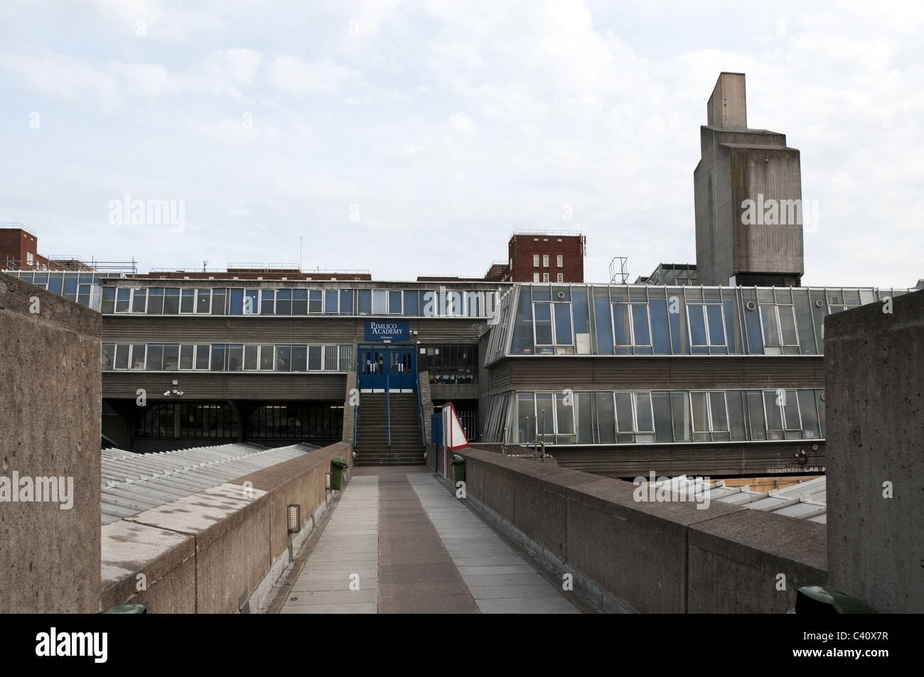 Brutalist Architektur im Stil der alten Pimlico Akademie Schule Haupt Eingang, London, Victoria district, England, UK, Europa, EU Stockfoto