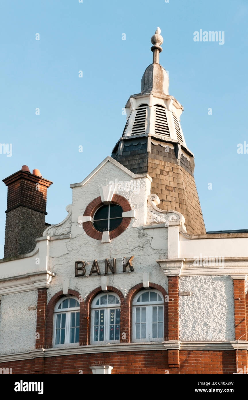 Bank zu unterzeichnen, an der Spitze der traditionellen Gebäude in Süd-London, Mitcham, England, UK, EU Stockfoto